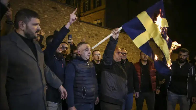 Warga Turki bakar bendera Swedia.