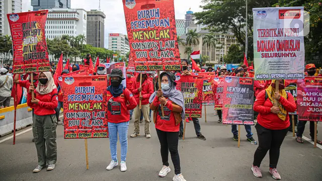 FOTO: Setahun Jokowi - Ma'ruf, Buruh Demo Minta Cabut UU Cipta Kerja