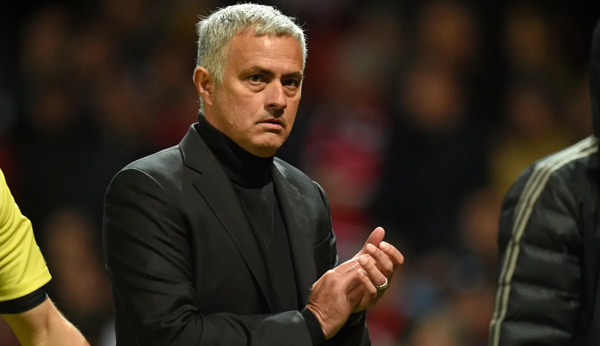 Pelatih Manchester United, Jose Mourinho bertepuk tangan sambil berjalan meninggalkan lapangan usai pertandingan melawan Juventus pada grup H Liga Champions di Old Trafford, Inggris (23/10). Juventus menang atas MU 1-0. (AFP Photo/Oli Scarff)