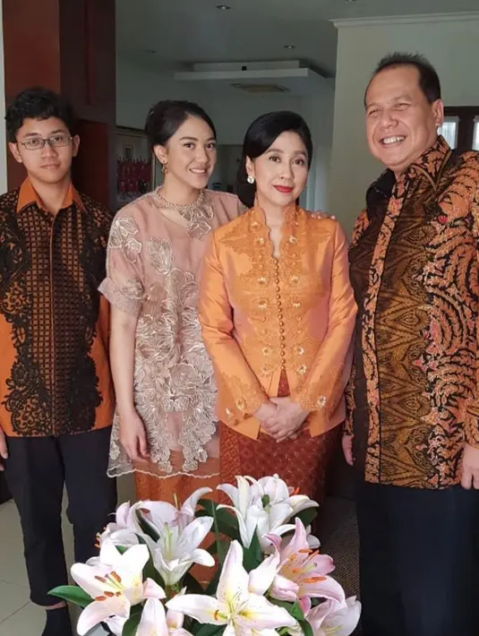 Batik dan kebaya adalah salah satu baju lebaran dengan kearifan lokal yang dapat kamu tiru. (instagram/putritanjung)