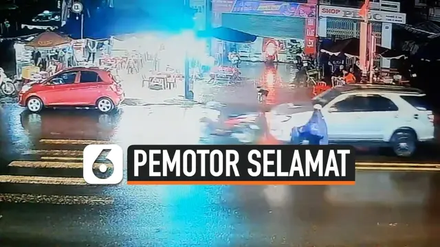 DETIK-DETIK PEMOTOR SELAMATKAN DIRI DARI KECELAKAAN DI LAMPU MERAH