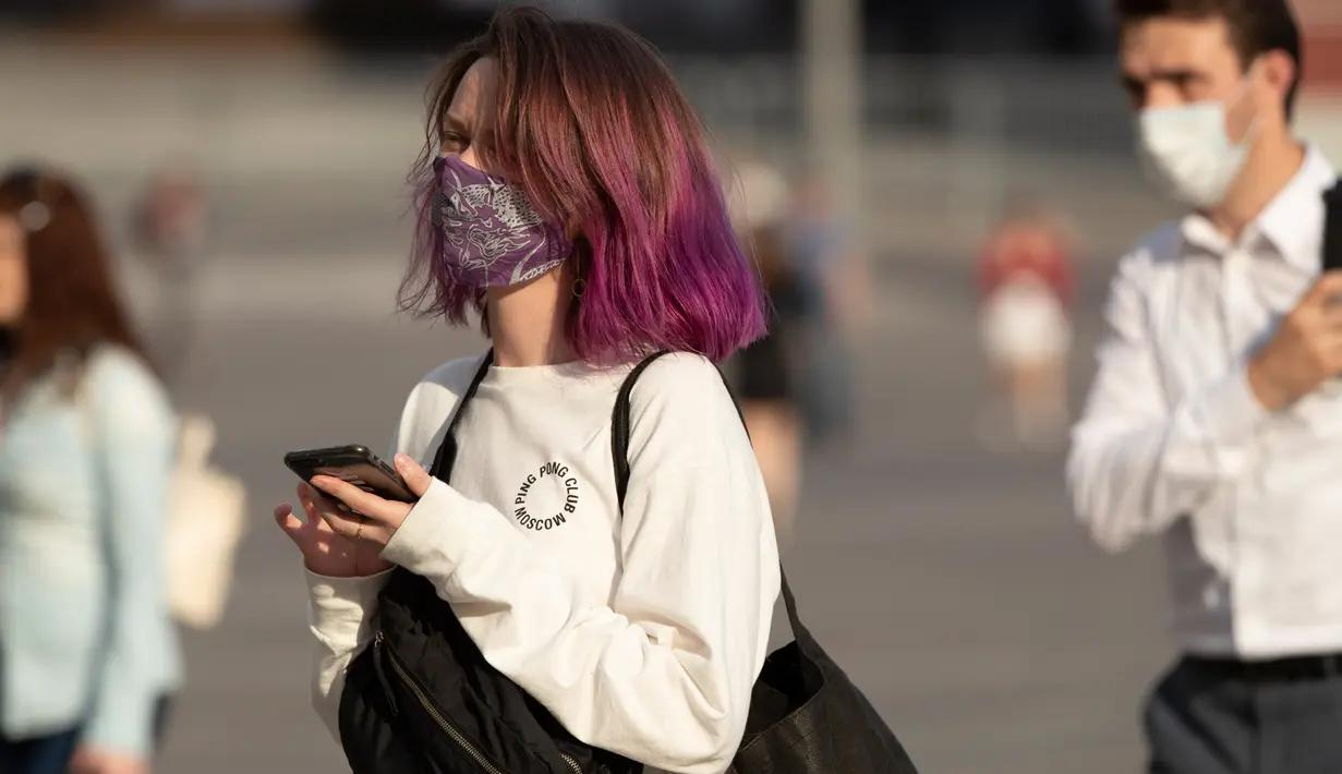 Seorang wanita mengenakan masker berjalan di sebuah jalan di Moskow, Rusia (23/6/2020). Rusia melaporkan 7.425 kasus COVID-19 dalam 24 jam terakhir, sehingga totalnya menjadi 599.705, demikian disampaikan pusat tanggap COVID-19 negara tersebut. (Xinhua/Alexander Zemlianichenko Jr)