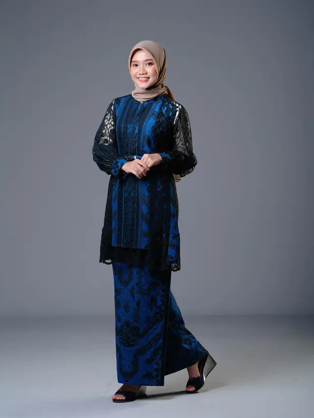 Dress Batik Kombinasi Kain Polos Warna Biru dan Hitam Modern/Ilustrasi AI