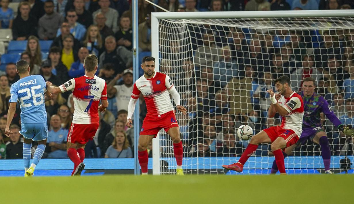 Manchester City berbalik unggul 2-1 pada menit ke-43. Gol dicetak Riyad Mahrez yang menyambar umpan yang disodorkan Joshua Wilson-Esbrand. (AP/Dave Thompson)