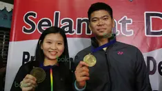 Praveen Jordan dan Debby Susanto memegang medali juara All England saat tiba di Bandara Soekarno-Hatta, Tangerang, Rabu (16/3/2016). (Bola.com/Nicklas Hanoatubun)