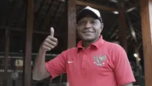Mantan atlet pesepakbola, Alexander Pulalo, saat ditemui di Jogjakarta, Jawa Tengah, Selasa, (17/7/2018). Para legenda olahraga Indonesia tersebut akan mengikuti Kirab Obor Asian Games 2018. (Bola.com/M Iqbal Ichsan)