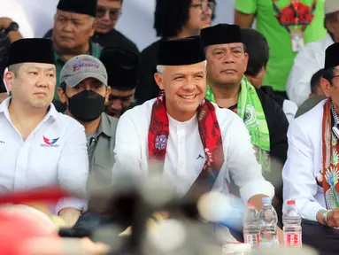 Pasangan calon presiden dan calon wakil presiden nomor urut 3 Ganjar Pranowo (tengah) dan Mahfud MD (kanan) didampingi Ketua Umum Partai Perindo Hary Tanoesoedibjo (kiri) saat menghadiri acara deklarasi dukungan di Lapangan Jalan Akses Rusun, Cakung, Jakarta Timur, Sabtu (6/1/2024). Keluarga Besar Forum Betawi Rempug (FBR) dan Ikatan Keluarga Madura (IKM) mendeklarasikan dukungannya kepada pasangan Ganjar Pranowo-Mahfud MD pada Pilpres 2024. (Liputan6.com/Herman Zakharia)