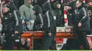 Bradley pun ditandu ke luar lapangan akibat cedera tersebut. Sementara Gabriel Martinelli diganjar kartu kuning oleh wasit atas tindakannya. (AP Photo/Ian Walton)