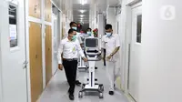 Tim medis memindahkan alat ventilator saat persiapan ruang ICU RS Pertamina Jaya, Jakarta, Senin (6/4/2020). Secara keseluruhan RSPJ memiliki kapasitas 160 tempat tidur dengan 65 kamar isolasi dengan negative pressure untuk merawat pasien yang positif Corona. (Liputan6.com/Helmi Fithriansyah)