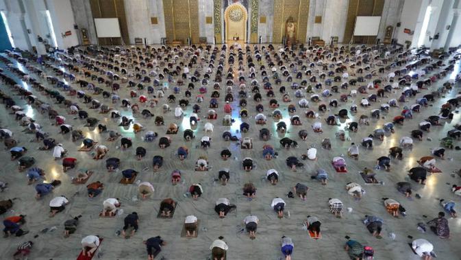 Salat di Masjid Al Akbar Surabaya (Foto: Dok Masjid Al Akbar Surabaya)