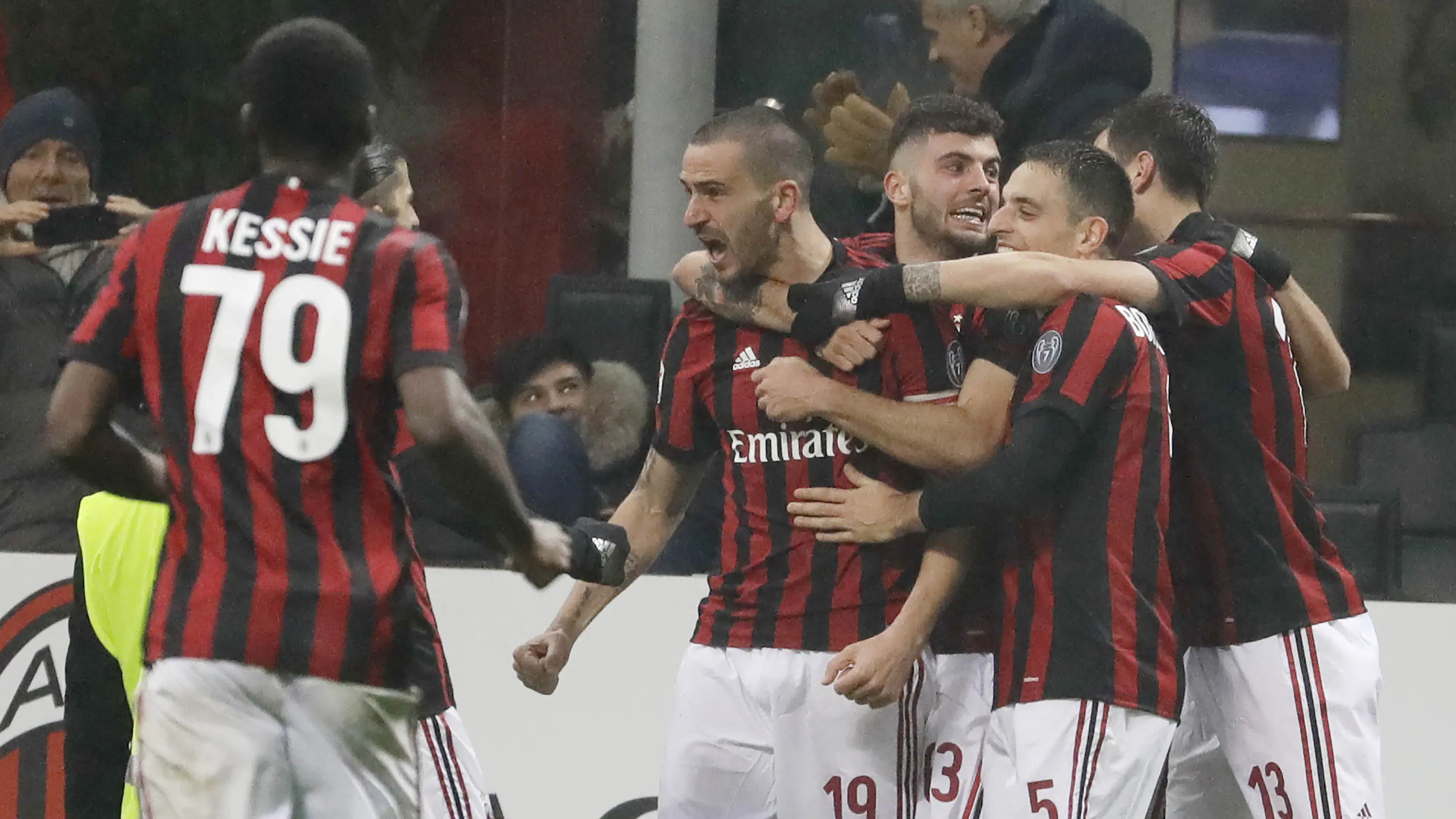 Para pemain AC Milan merayakan gol yang dicetak oleh Leonardo Bonucci ke gawang Crotone pada laga Serie A di Stadion San Siro, Milan, Sabtu (6/1/2018) (AP/Luca Bruno)