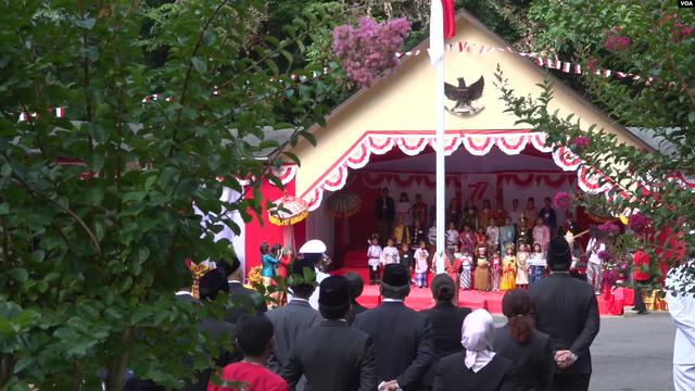 Aubade anak-anak diaspora Indonesia di AS menyanyikan 3 lagu kebangsaan dan 15 lagu daerah usai upacara peringatan HUT ke-77 Kemerdekaan RI (foto: VOA).