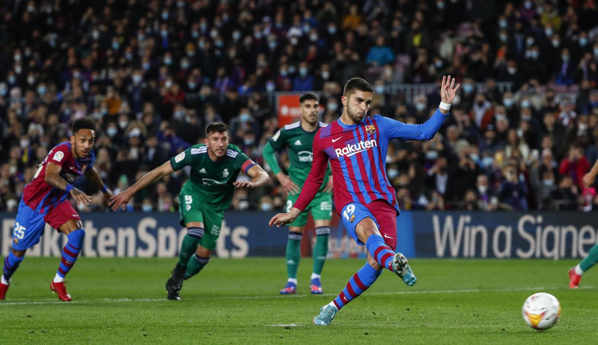 Gol pertama Barcelona tercipta ketika pertandingan baru berjalan 14 menit lewat sepakan penalti Ferran Torres. (AP Photo/Juan Monfort)