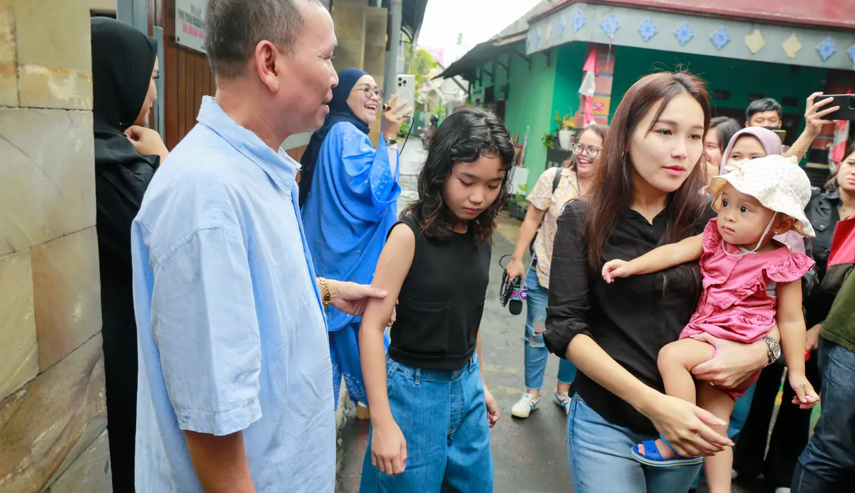 Bilqis temani Ayu Ting Ting nyoblos [Kapanlagi/M Akrom Sukarya]