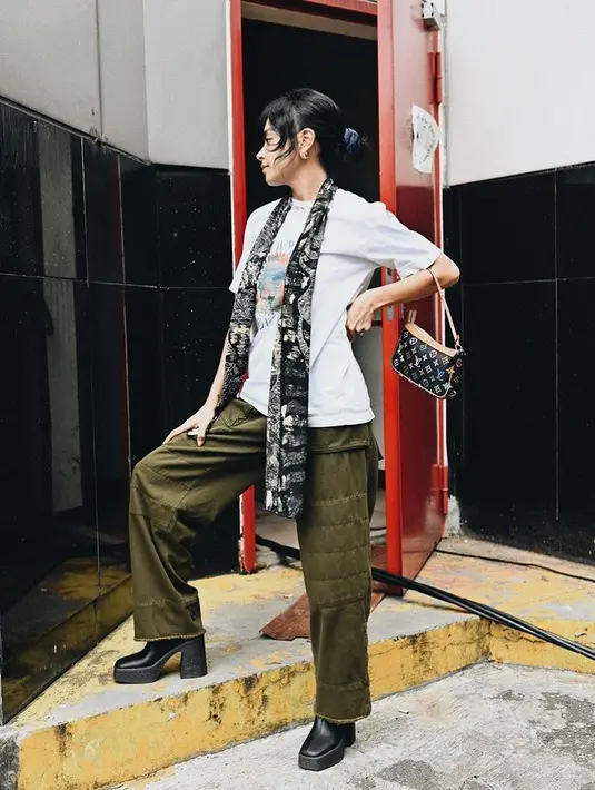 Pakai heels jadi cara mudah untuk menambah tinggi badan. Tapi, perempuan petite disarankan untuk menghindari platform tebal karena membuat kaki terlihat lebih pendek dari aslinya. Eva? Cuek saja. [@evacelia]