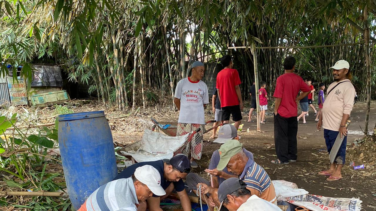 Ilustrasi Prosesi Pembersihan Jeroan Daging Hewan Kurban dalam Momen Perayaan Idul Adha