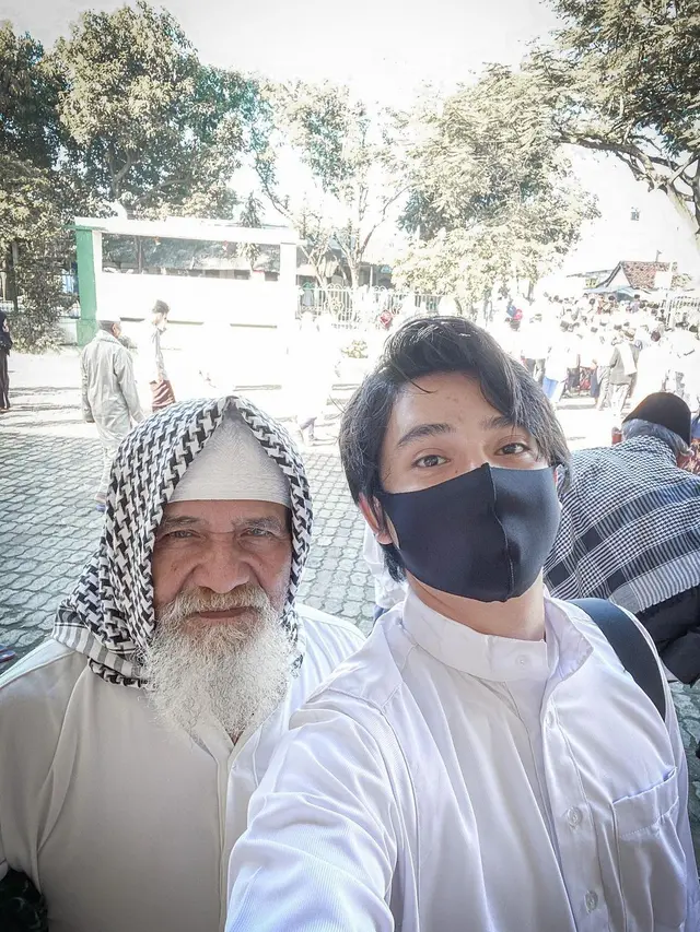 Ayahanda Meninggal Dunia, Ini 6 Potret Kenangan Arbani Yasiz Bersama Mendiang