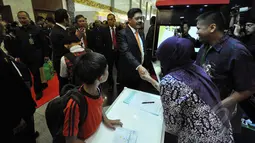 Ketua Mahkamah Agung, Hatta Ali saat mengunjungi salah satu stand exhibition di pameran 'kampung hukum' 'kampung hukum' yang bertajuk akses perlindungan hukum terhadap perempuan dan anak di JCC, Selasa (17/3/2015). (Liputan6.com/Faizal Fanani)