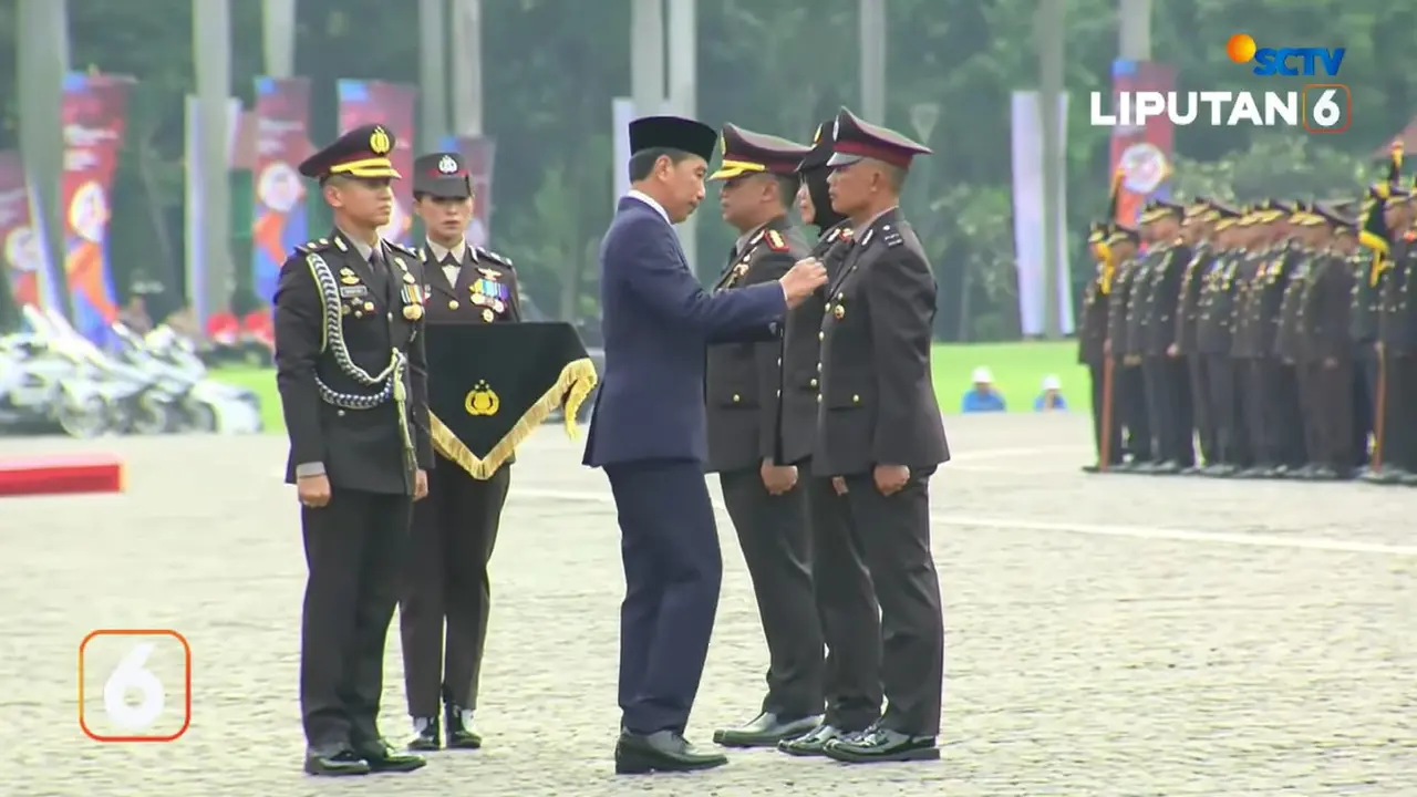 Presiden Jokowi memberi penganugerahan dalam upacara peringatan Hari Ulang Tahun (HUT) ke-78 Bhayangkara Polri di Monas, Jakarta Pusat, Senin (1/7/2024).