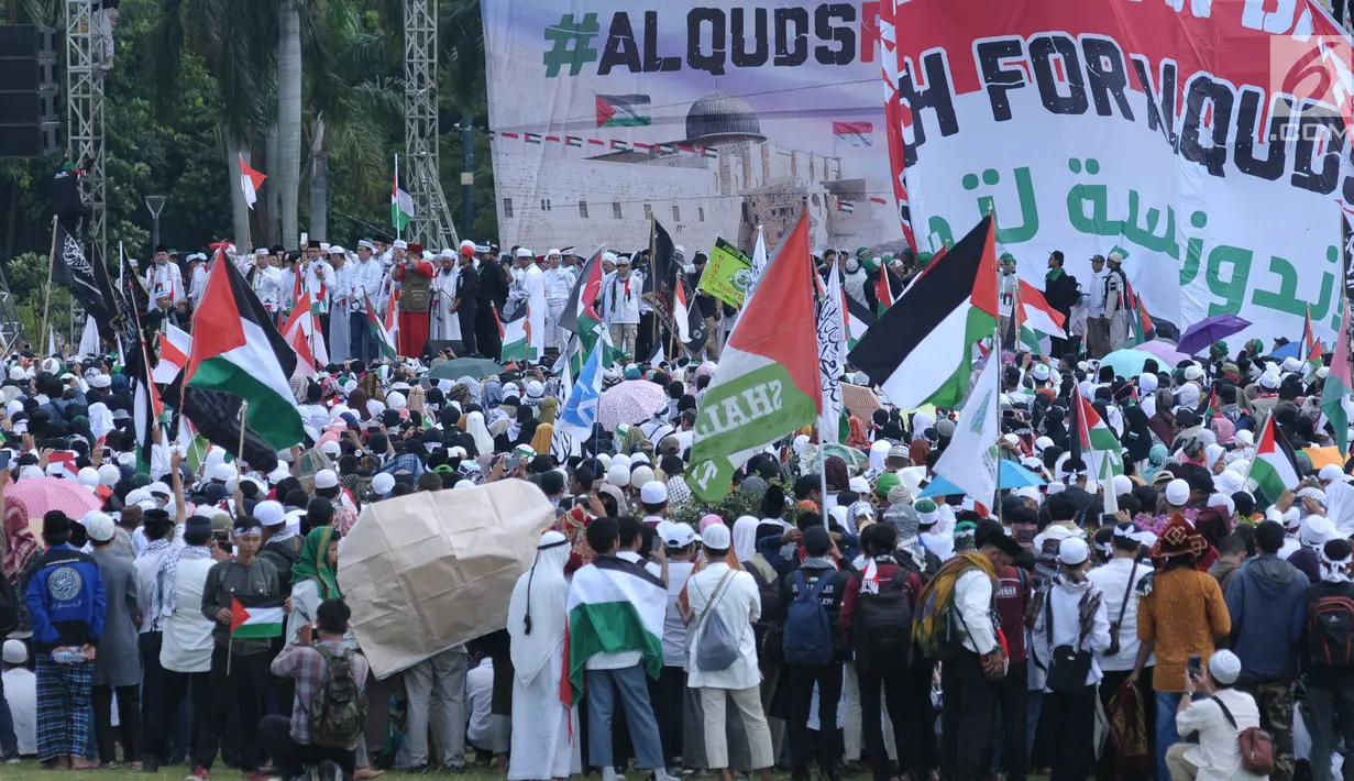 Peserta aksi berkumpul mendengar orasi di Lapangan Monumen Nasional, Jakarta, Jumat (11/5). Aksi ini untuk menyoroti konflik Palestina dan Israel pada perebutan bangunan suci atau Baitul Maqdis. (Liputan6.com/Helmi Fithriansyah)