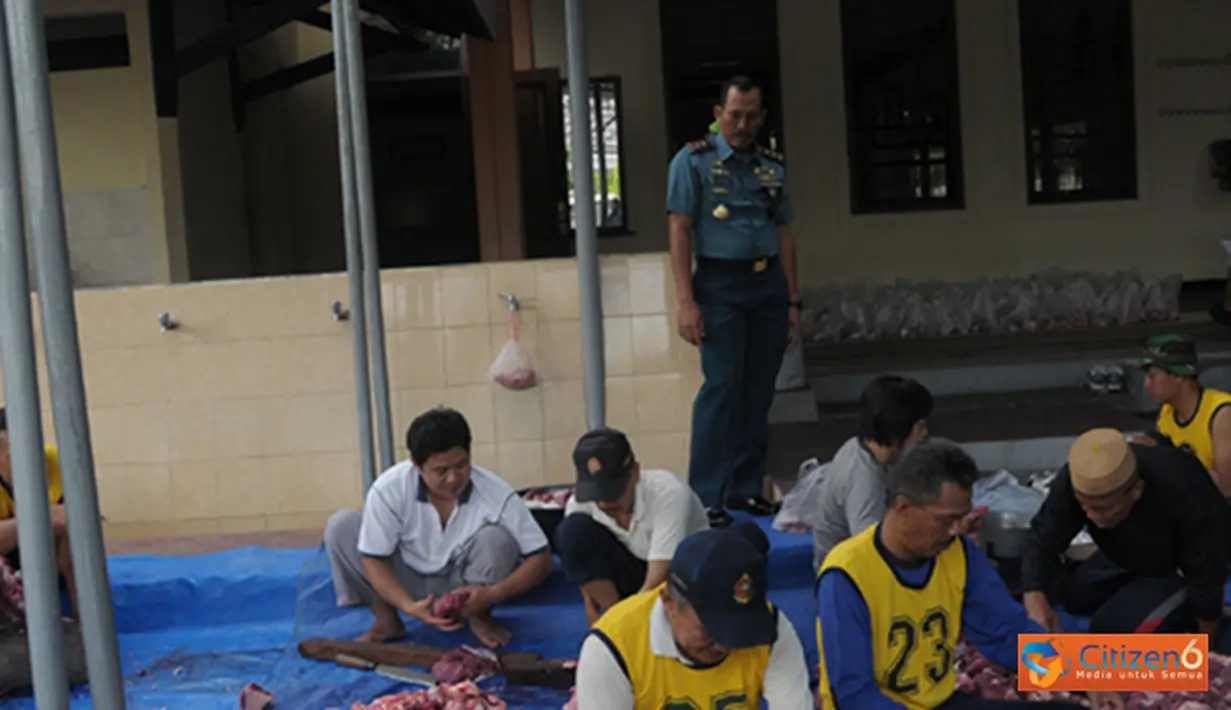 Citizen6, Surabaya: Dari 12 hewan korban tersebut terdiri tujuh ekor sapi enam ekor kambing. Selain disalurkan kepada personil Kobangdikal daging hewan Kurban tersebut juga disalurkan kepada Yayasan Yatim Piatu Mulyadi Juanda. (Pengirim: Penkobangdikal)