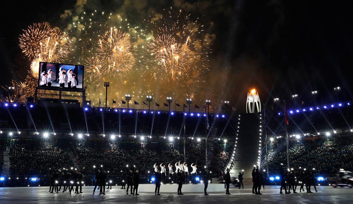 Boyband EXO memeriahkan upacara penutupan Olimpiade Musim Dingin 2018 di Pyeongchang, Korea Selatan, Minggu (25/2). Dipadu dengan indahnya kembang api menambah meriahnya malam penutupan Olimpiade PyeongChang itu. (AP Photo/Charlie Riedel)