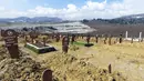 Pemandangan kuburan di pemakaman Sarajevo Vlakovo, Bosnia, Jumat (19/3/2021). Rumah sakit dan kamar mayat di Sarajevo kewalahan karena puluhan orang meninggal dalam beberapa hari terakhir sejak peningkatan tajam infeksi virus corona dilaporkan di seluruh negeri. (AP Photo)