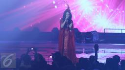 Diva Tanah Air, Krisdayanti mengenakan topi dengan layer berukuran panjang saat tampil di atas panggung HUT 26 SCTV di Istora Senayan, Jakarta, Rabu (24/8). Penampilan adik kandung Yuni Shara itu pun terlihat glamour. (Liputan6.com/Herman Zakharia)