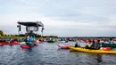 Para penonton menikmati konser musik Laivā dari atas perahu di Danau Juglas, Riga, Latvia, 14 Agustus 2021. Hanya warga yang sudah divaksin COVID-19 yang diizinkan menonton konser dari darat. (Gints Ivuskans/AFP)