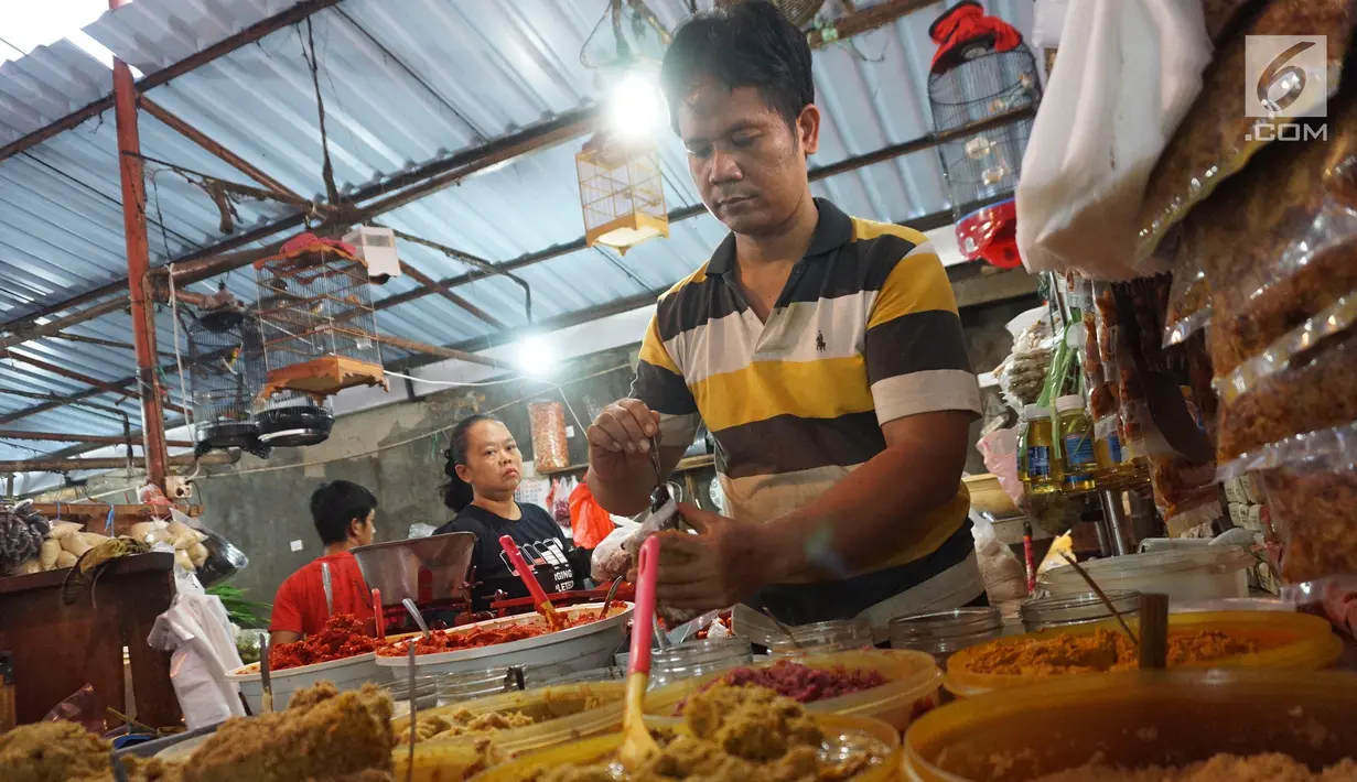 Aktivitas jual beli di Pasar Kebayoran, Jakarta, Selasa (1/10/2019). Badan Pusat Statistik (BPS) mencatat Indeks Harga Konsumen pada September 2019 mengalami deflasi sebesar 0,27 persen. Posisi ini lebih rendah dari deflasi Agustus 2019 sebesar 0,68%. (Liputan6.com/Angga Yuniar)