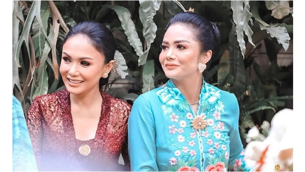 6 Beda Gaya Yuni Shara dan Krisdayanti di Acara Tedak Siten Keponakannya, Tampil Berkebaya
