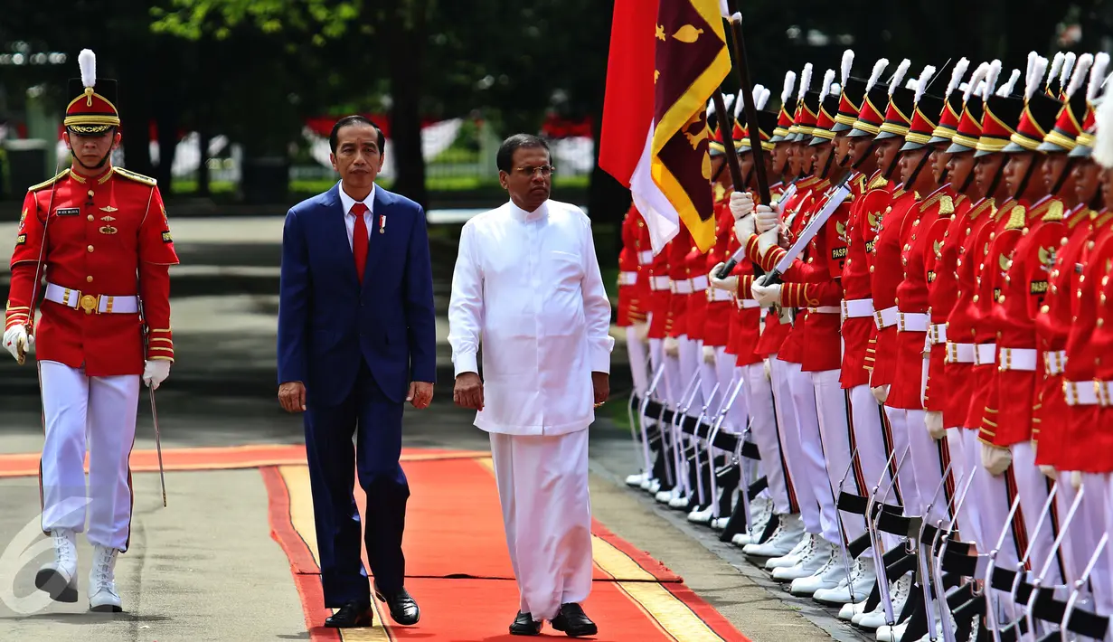 Presiden Jokowi (kiri) mendampingi tamunya Presiden Republik Sosialis Demokratik Sri Lanka Maithripala Sirisena di Istana Merdeka, Jakarta, Rabu (8/3). Pertemuan tersebut untuk menjalin hubungan antara kedua negara. (Liputan6.com/Angga Yuniar)