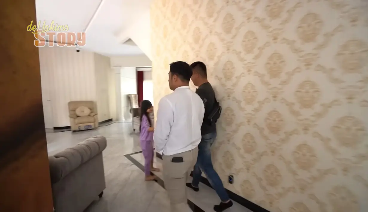 Tak melulu polos, di beberapa area juga dipasangi wallpaper sebagai pembeda. [YouTube deHakims Story]