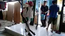 Petugas Palang Merah Indonesia (PMI) Kota Tangerang melakukan penyemprotan Desinfektan di Perumahan Pondok Arum, Karawaci, Tangerang, Rabu (29/1/2020). Penyemprotan dilakukan untuk mencegah bakteri dan  virus yang diakibatkan dari lingkungan yang kotor dari bekas banjir. (merdeka.com/Arie Basuki)