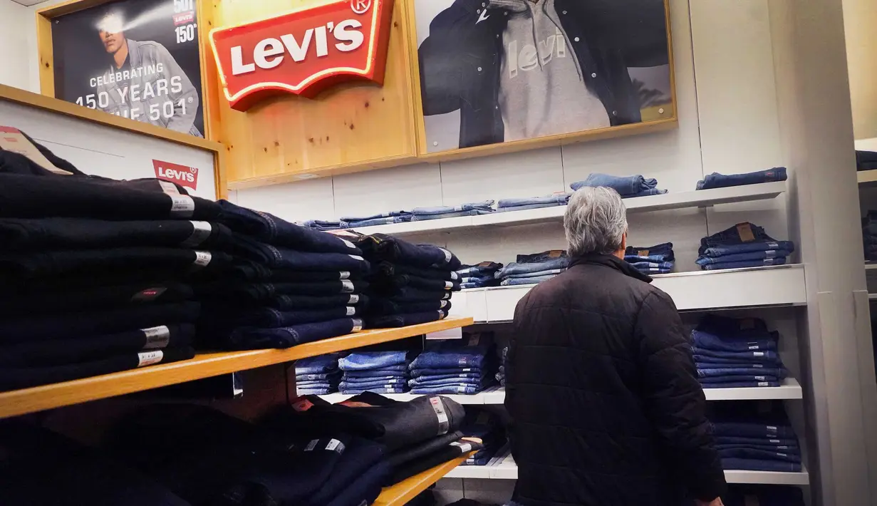 Levi Strauss dikabarkan akan memberhentikan setidaknya 10-15 persen tenaga kerja perusahaannya secara global selama paruh pertama tahun 2024. (Scott Olson/Getty Images/AFP)