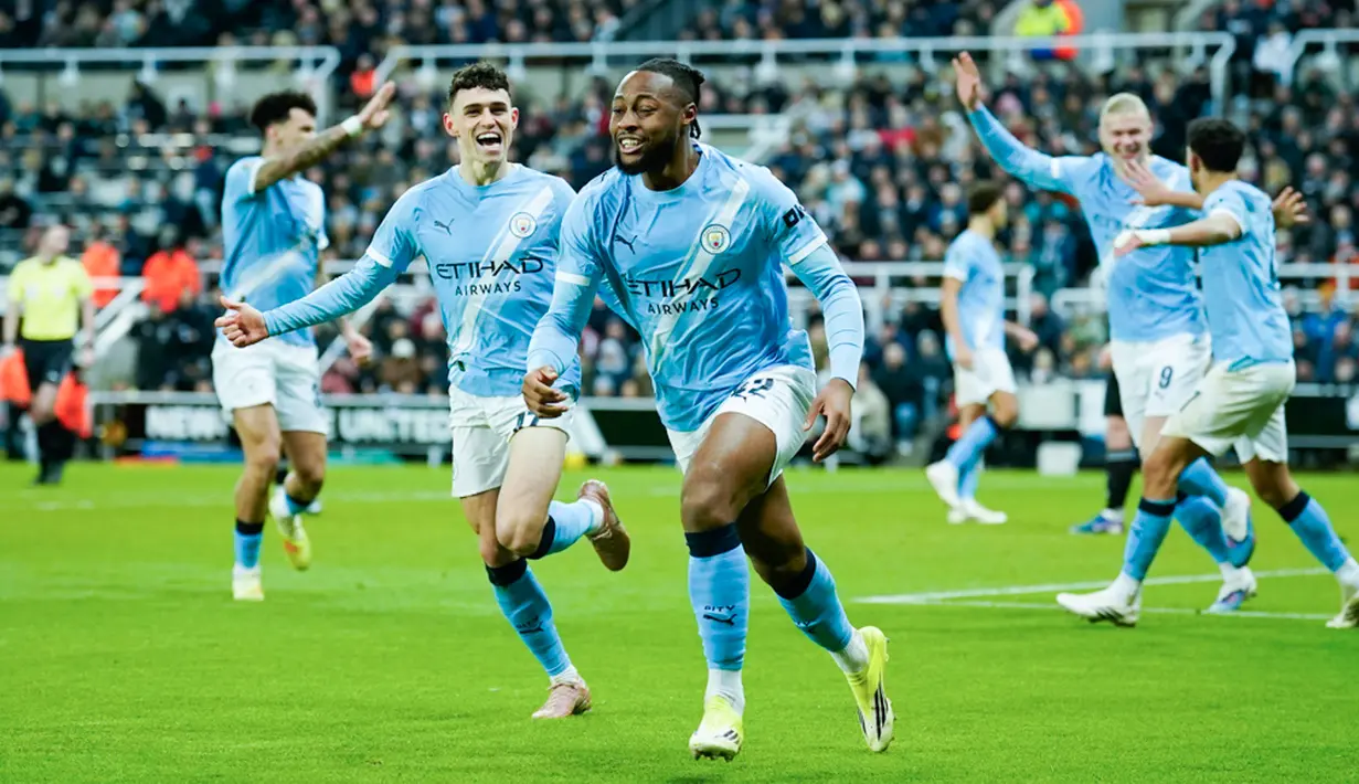 Pemain Manchester City, Antoine Semenyo, melakukan selebrasi setelah mencetak gol ke gawang Newcastle United pada laga leg pertama semifinal Carabao Cup di Stadion St James Park pada Rabu (14/1/2026) dini hari. (AP Photo/Dave Thompson)