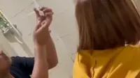 Tangkapan layar video viral yang menunjukkan oknum ASN Kemenkumham diduga pesta sabu bareng wanita di kamar mandi hotel. (Foto: Istimewa)
