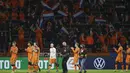 Para pemain Belanda menyapaa para pendukung usai pertandingan melawan Latvia pada lanjutan Kualifikasi Piala Dunia 2022 zona Eropa Grup G di Johan Cruyff ArenA, Minggu (28/3/2021). Belanda sementara menguntit di posisi ketiga klasemen dengan tiga angka. (AP Photo/Peter Dejong)