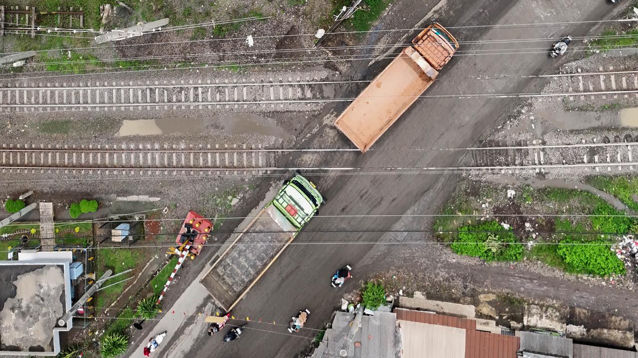 Antrean truk tambang di Parung Panjang