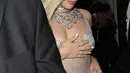 Usai menikmati makan malam romantis bersama sang tunangan, Taylor Kinney di sebuah restoran yang terletak di kawasan Hollywood, Los Angeles, Lady Gaga tampak menghindari kamera media dan tergesa-gesa saat masuk ke mobilnya. (dailymail.co.uk)