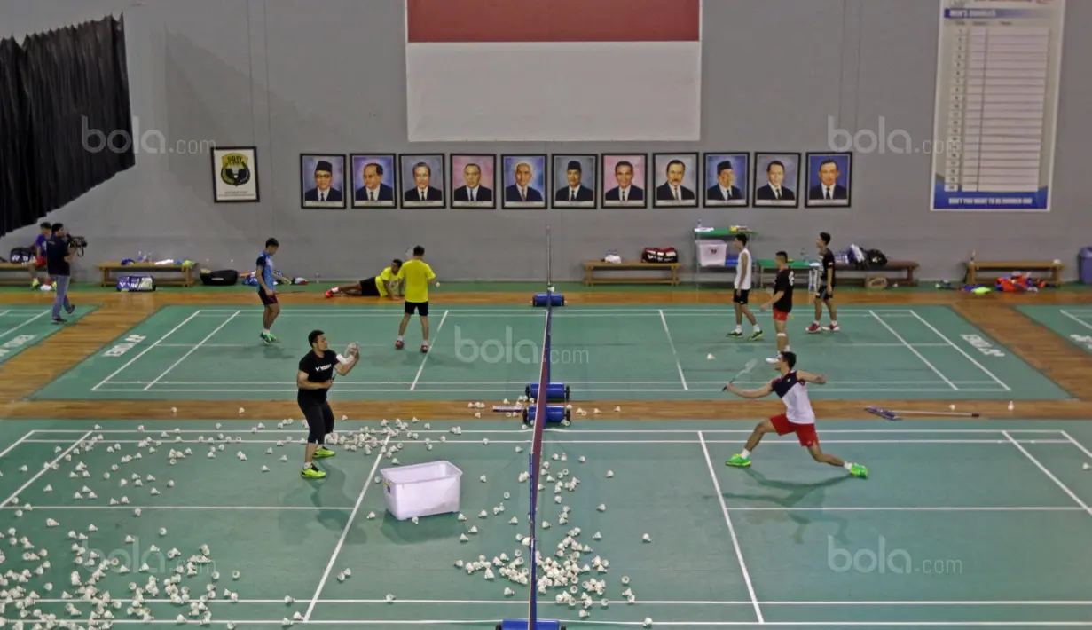 Suasana latihan para atlet Bulutangkis Indonesia di Cipayung, Jakarta Timur, Senin (14/8/2017). Tim Bulutangkis akan menghadapi dua event besar yaitu SEA Games 2017 dan BWF World Championship. (Bola.com/Nicklas Hanoatubun)