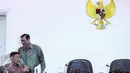 Menkopolhukam Wiranto (kiri) bersalaman dengan Menko Kemaritiman Luhut Binsar Pandjaitan saat menghadiri Sidang Paripurna Dewan Energi Nasional (DEN) di Kantor Presiden, Kompleks Istana Kepresidenan, Jakarta, Kamis (5/1). (Liputan6.com/Faizal Fanani)