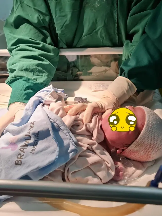 Lahirkan Anak Keempat di Usia 43 Tahun, Ini 6 Potret Haru Persalinan Nola B3