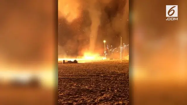 Petugas berjuang hingga pagi untuk menjinakkan api besar di sebuah distrik pantai Den Haag, Belanda. Nyala api berawal dari tradisi api unggun tradisional tahun baru di kota itu.