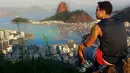 Candela berfoto dengan pemandangan kota Rio de Janeiro, Brasil. Aksi - aksi yang ia lakukan tersebut biasa disebut dengan stunt atau akrobatik. (Dailymail.co.uk)