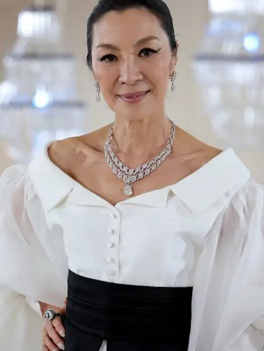 Semakin berumur, Michelle Yeoh makin bersinar dengan kalung dan anting dari Cartier. Ia mengenakan salah satu koleksi Cartier High Jewelry dari seri [Sur]naturel dan cincin Etourdissant. [Cartier]