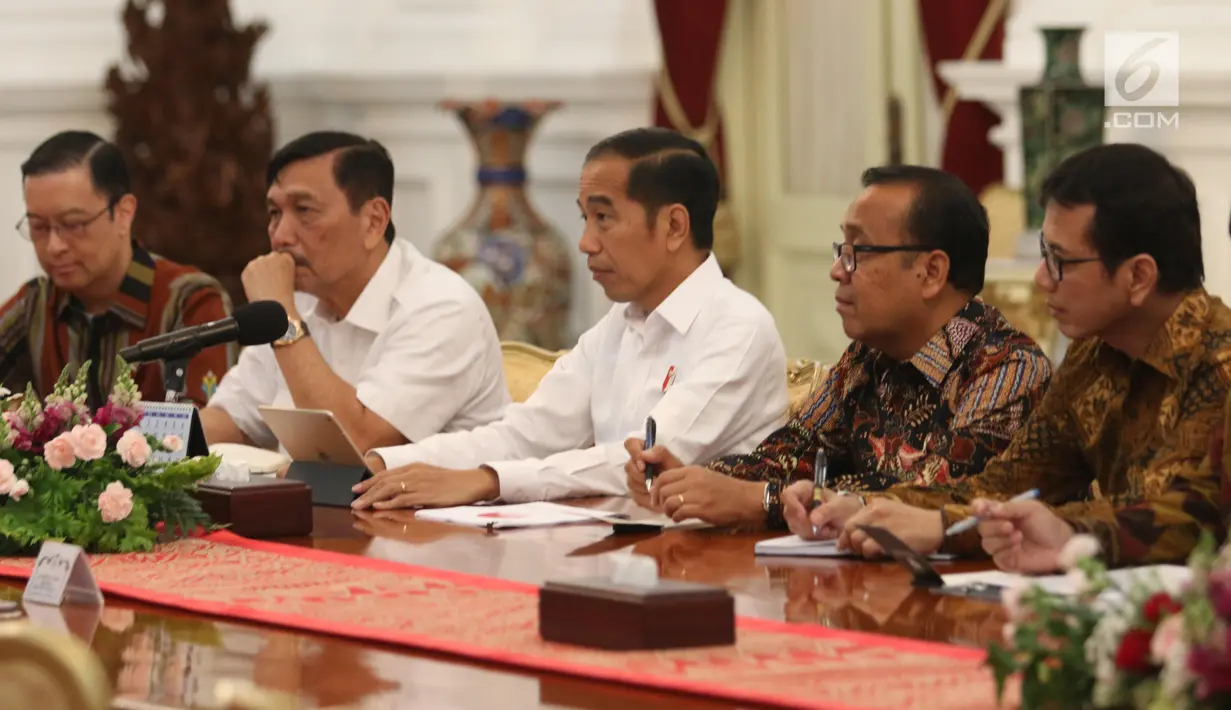 Presiden Joko Widodo (Jokowi) didampingi sejumlah Menteri Kabinet Kerja menerima Presiden Direktur SoftBank Masayoshi Son di Istana Merdeka, Senin (29/7/2019). Masayashi Son datang bersama bos perusahaan dimana Softbank telah menanamkan modalnya, yakni Grab dan Tokopedia. (Liputan6.com/Angga Yuniar)