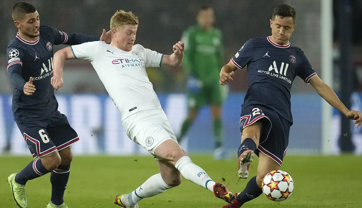 Ander Herrera hampir menambah keunggulan PSG pada menit ke-38. Tembakannya dari luar kotak penalti masih dapat dihalau kiper Manchester City, Ederson. (AP/Christophe Ena)