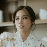 Jessica Iskandar memancarkan pesona klasik dengan kebaya brokat putih (credit: instagram/inijedar)