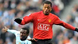 Manchester United&#039;s defender Patrice Evra (R) vies with Manchester City&#039;s midfielder Shaun Wright-Phillips during the EPL match at The City of Manchester Stadium on November 30 , 2008. AFP PHOTO/ANDREW YATES.